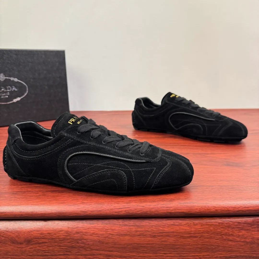 Batch 780 Prada/Prada Montecarlo Re-Edition 2005 Nappa sheepskin/nubuck leather sneakers, men's men's men's shoes for easy shipping! Featuring an antique finish, these sneakers combine style and comfort in a sophisticated and innovative design. The silhouette inspired by driving shoes is soft and flexible, and the deconstructed sole gives it a lightweight look and smooth aesthetic. Prominent top stitching enhances the sporty soul of this hybrid sneaker. It is paired with a lightweight and flexible rubber sole, a visible convex sole pattern embellishment, and a wrapped insole. The whole package! Size: 39-40-41-42-43-44 leather shoe size Item number: 4E1165 matte black